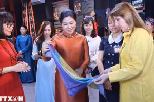 越共中央总书记、国家主席苏林夫人与巴拿马总统夫人了解越南各民族文化。（图片来源：越通社）