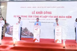 河内市委副书记阮文峰（中）和各位代表举行文化工业中心奠基仪式。
