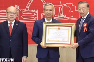 越共中央总书记、国家主席苏林向河内理工大学授予一等劳动勋章。（图片来源：越通社）