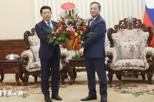 阮明心大使转交越共中央政治局委员、政府总理黎明兴致沙伦赛·贡玛西同志所致的贺信与花篮。（图片来源：越通社）