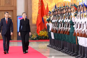 越南政府总理黎明兴主持仪式，欢迎列支敦士登公国首相布丽吉特·哈斯访越。（图片来源：VGP）