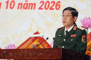 越共中央委员、国防部副部长、国家烈士遗骸搜寻归宿和身份确认指导委员会常务副主任阮文熊上将在会上发表讲话。（图片来源：越通社）