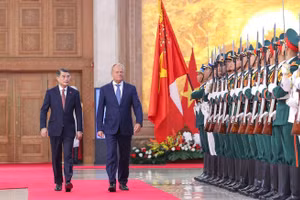 越南政府总理黎明兴和波兰共和国总理唐纳德·图斯克检阅越南人民军仪仗队。（图片来源：VGP）