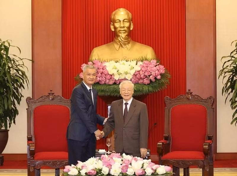 越共中央总书记阮富仲会见老挝人民革命党中央书记处书记、万象市委书记、万象人民议会主席（组图） ảnh 4