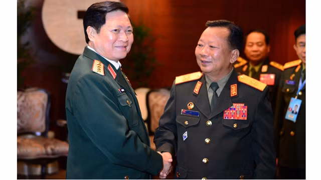 越南高层领导荣获老挝国家崇高勋章（组图） ảnh 1