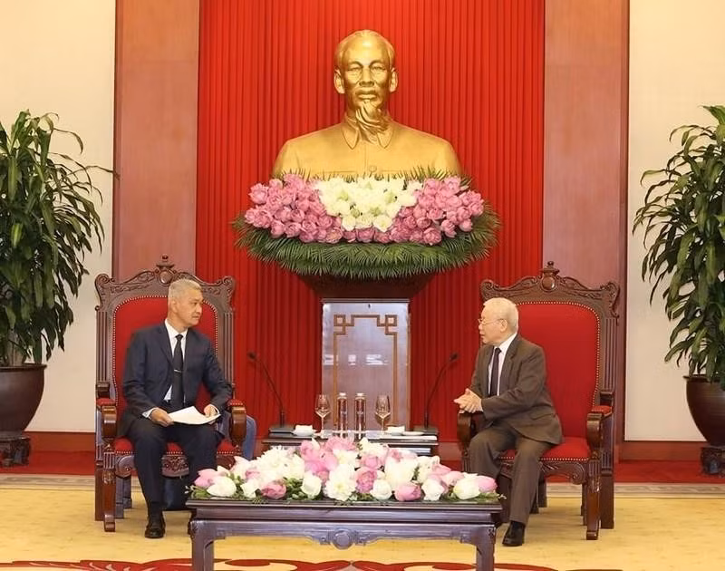 越共中央总书记阮富仲会见老挝人民革命党中央书记处书记、万象市委书记、万象人民议会主席（组图） ảnh 1