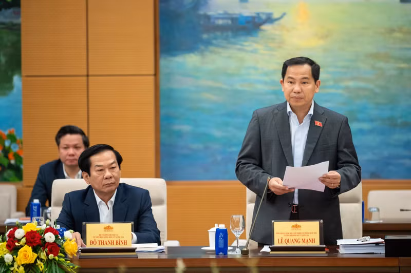 越共中央委员、国会秘书长、国会办公厅主任、国家选举委员会办公厅主任黎光孟在会上作报告。（图片来源：越通社）