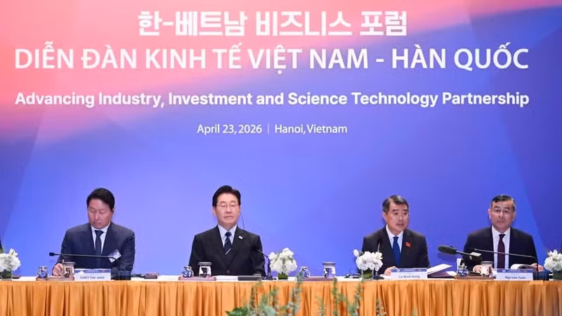 越南政府总理黎明兴与韩国总统李在明共同出席越韩经济合作圆桌座谈会。