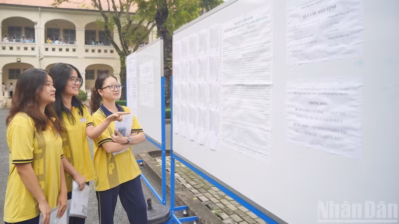 胡志明市近10万名考生参加语文科考试。