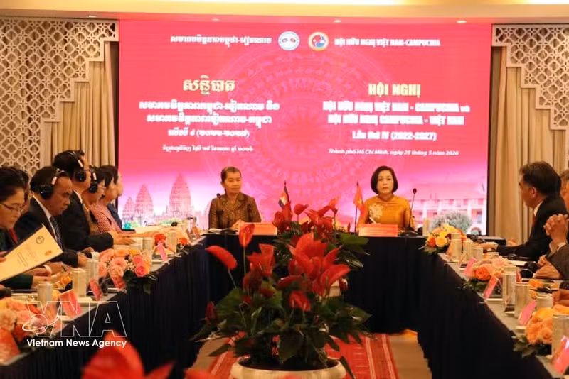 越柬友好协会与柬越友好协会在胡志明市头顿坊联合举行第四次联席会议。