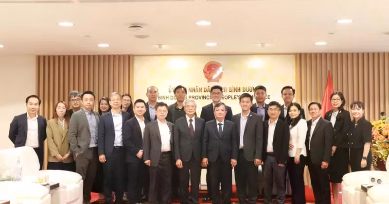 平阳省人民委员会代表与中国台湾神达控股集团（MiTAC）代表合影。（图片来源：越通社）