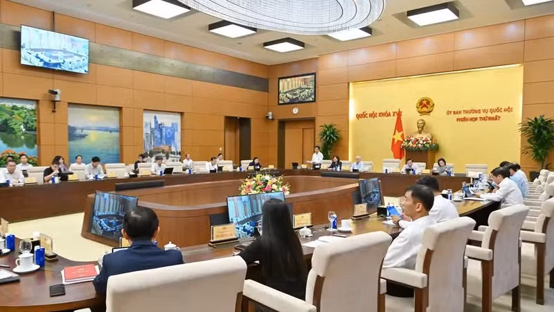 国会常务委员会第一次会议的现场。