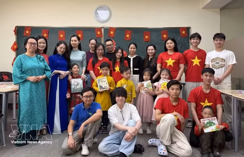 加拿大—越南文化与教育委员会和越南青年小组代表在由加拿大—越南文化与教育委员会举行的越南语教学活动上合影。（图片来源：越通社）