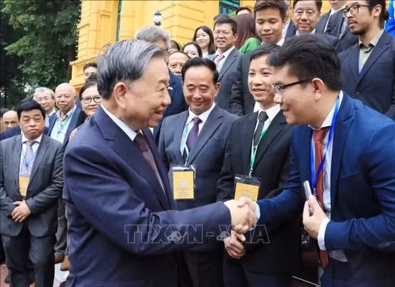 越共中央总书记、国家主席苏林与回国出席第四次世界海外越南人会议及海外越南知识分子和专家论坛的侨胞见面。（图片来源：越通社）
