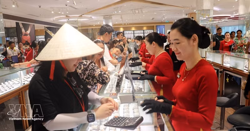 游客在富国市的玉贤珍珠店购物。（图片来源：越通社）