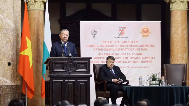越共中央总书记苏林在保加利亚索非亚大学发表政策演讲。（图片来源：越通社）