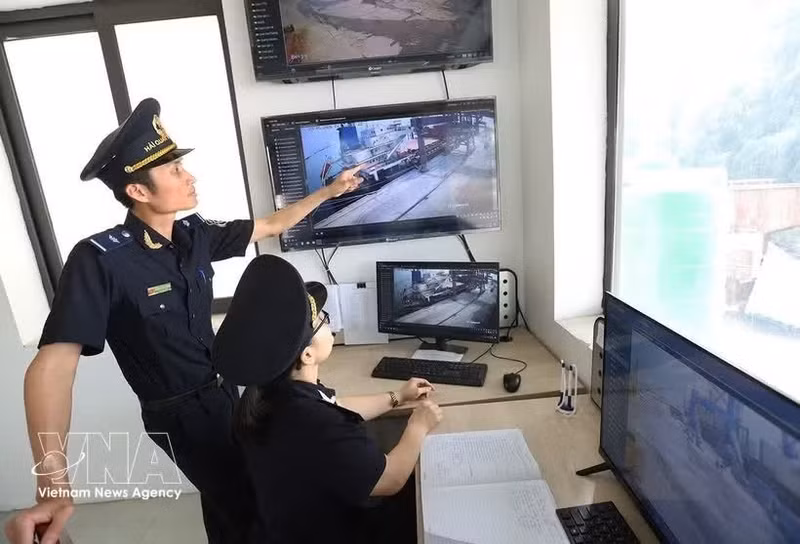 义安省炉门港海关应用新技术，对进出口货物实施监管。（图片来源：越通社）