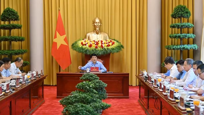 越南国家主席梁强主持会议。