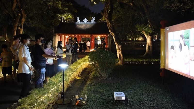游客参观“文庙—国子监夜间体验”之旅。