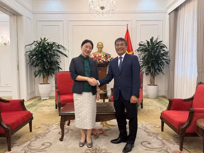 越南外交部常务副部长阮明宇会见中国广西壮族自治区副主席卢新宁副。