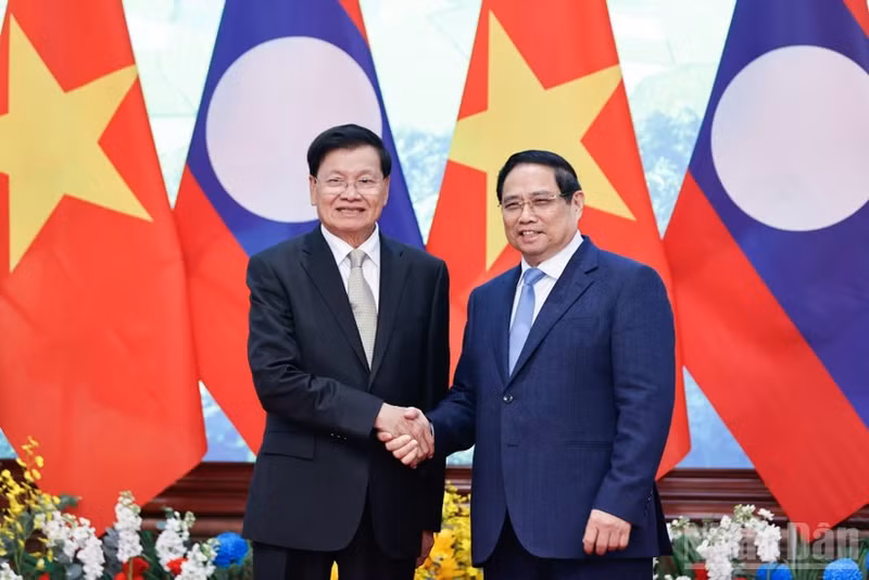 越南政府总理范明正与老挝人民革命党中央总书记、国家主席通伦·西苏里。