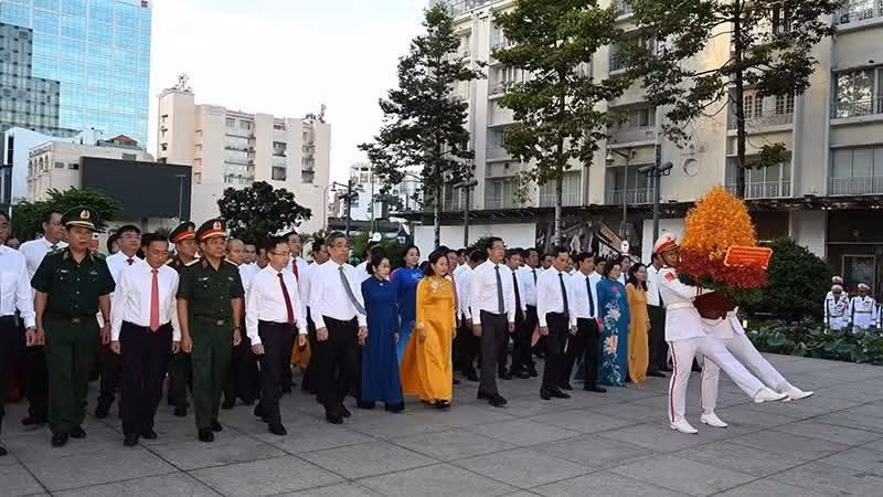 胡志明市领导向胡志明主席敬献鲜花，深切缅怀胡志明主席。
