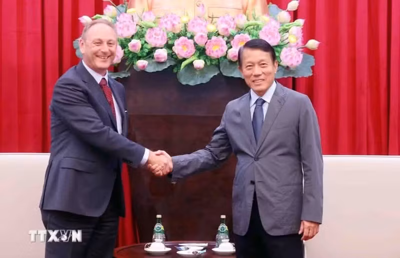 越共中央政治局委员、越南公安部长梁三光大将与诺基亚集团亚太地区业务开发部总经理安德鲁·科普。（图片来源：越通社）