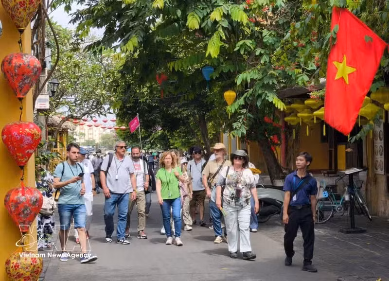 国际游客参观会安古镇。（图片来源：越通社）