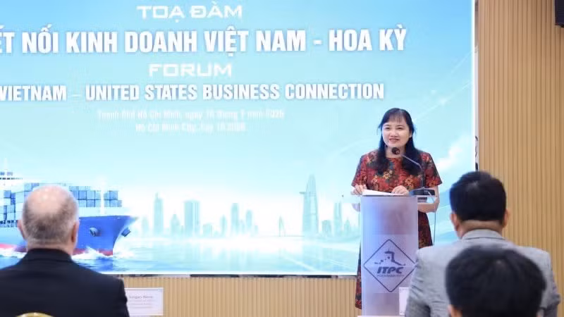 胡志明市贸易投资促进中心副主任曹氏菲云在座谈会上发表讲话。