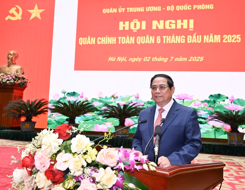 范明正总理在会议上发表讲话。