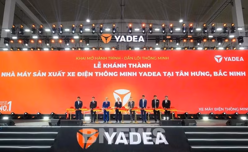 各位代表共同为位于北宁省新兴工业区的雅迪（YADEA）智能电动车制造厂落成剪彩。（图片来源：越通社）