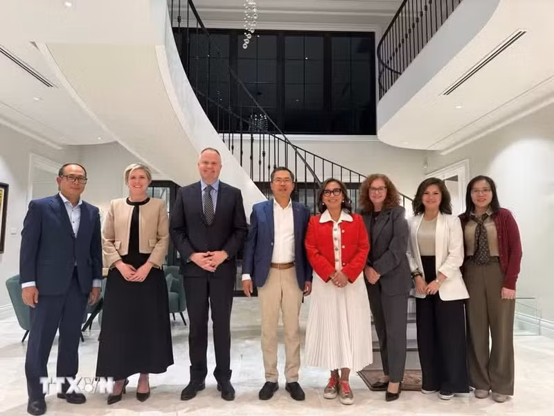 双方代表合影。（图片来源：越通社）