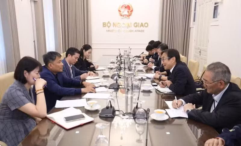 越共中央委员、外交部常务副部长阮明羽在外交部总部会见出光兴产株式会社（Idemitsu Kosan）代表董事兼副总裁平野敦彦。