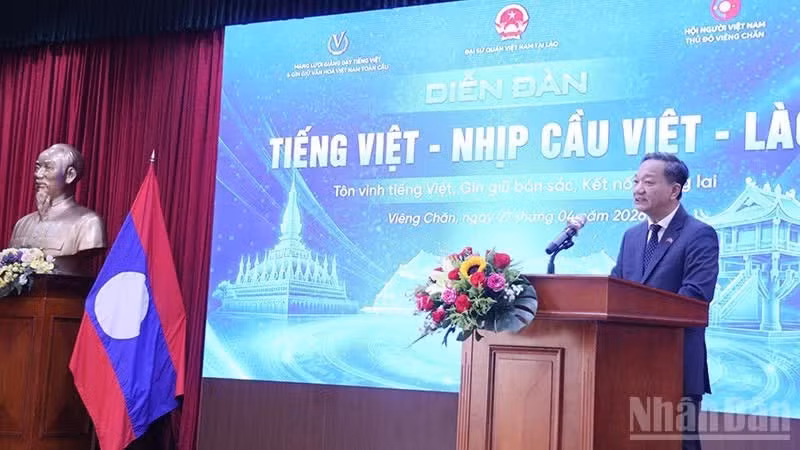 越南驻老挝大使阮明心在“越南语——越老桥梁”论坛上发表讲话。