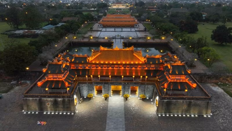 夜色中的顺化皇城大内——古都顺化的“心脏”，深受澳大利亚游客以及全球游客的喜爱。（图片来源：越通社）