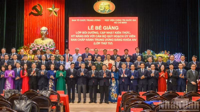 越共中央政治局委员、中央书记处常务书记陈锦秀同志与各位代表及全体学员合影留念。