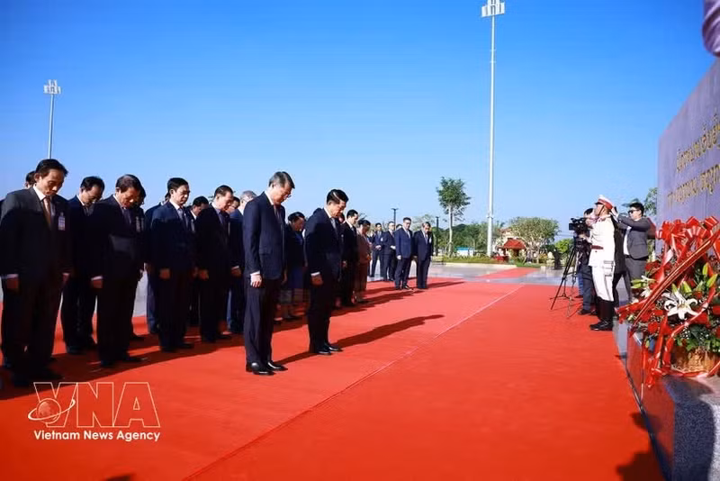 越南政府总理黎明兴与老挝政府总理沙伦赛·贡玛西向两国已故领袖敬献花圈。（图片来源：越通社）