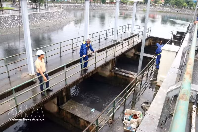 海防排水一人有限公司工作人员运营城区排水系统。（图片来源：越通社）