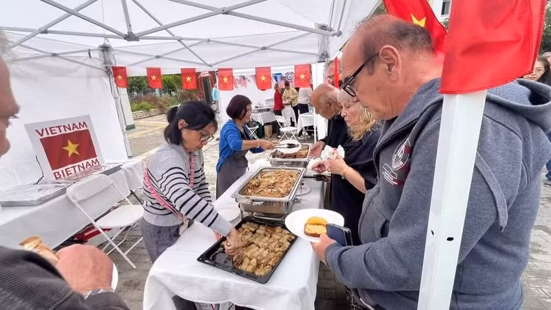 希腊朋友对越南美食表现出浓厚兴趣。