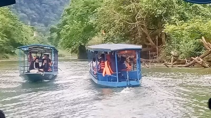 越来越多游客来到巴贝湖周边村寨，体验独具特色的社区旅游。