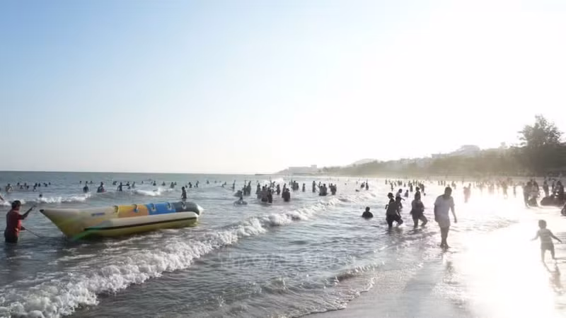 游客在美奈海边尽享清新的空气、湛蓝的海水和温暖明媚的阳光。
