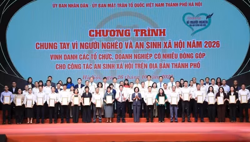 越南祖国阵线河内市委员会主席裴玄梅表彰为当地保障和改善民生工作作出重要贡献的组织和企业。