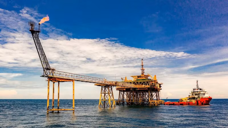 越南国家工业与能源集团（Petrovietnam）在海上的油气开采平台。