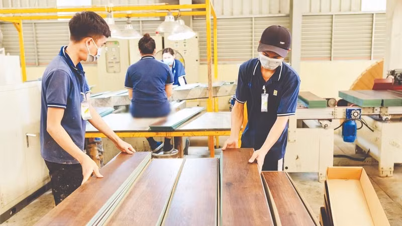 同奈省同富工业园区一家工厂正在生产用于出口的 MDF 板材。