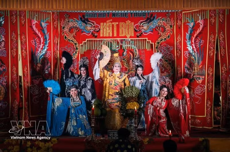 在祈安庙会表演的一个倍唱节目。（图片来源：越通社）