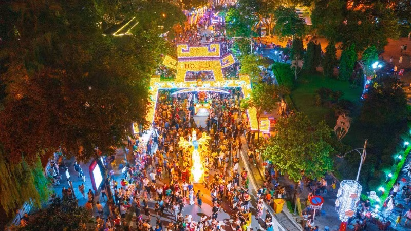 山西古城夜间步行街已成为特色鲜明、颇具吸引力的旅游产品，深受游客青睐。（琼芝 摄）