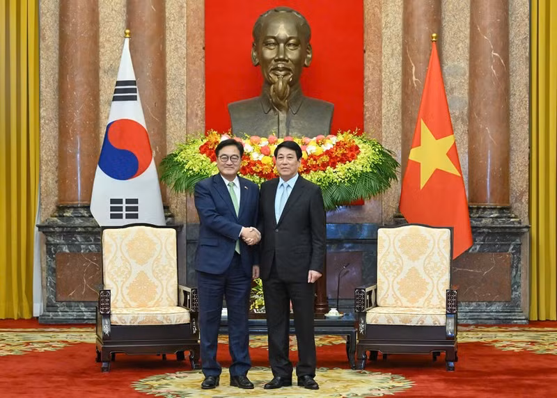 越南国家主席梁强与韩国国会议长禹元植。