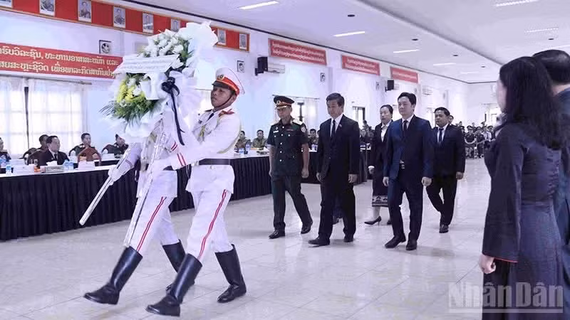 万象市党委、政府代表团出席追悼仪式。