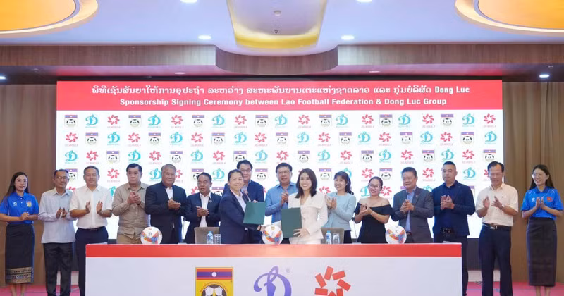 越南动力体育集团与老挝足球协会（LFF）在首都万象举行合作签约仪式，为老挝国家足球队提供Jogarbola品牌的比赛服。（图片来源：越通社）