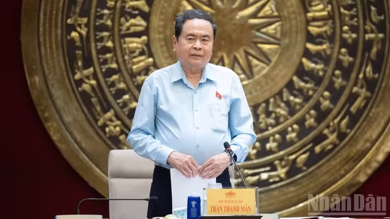 越南国会主席陈青敏发表讲话。